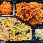 コンプレアンノ - ハーフ＆ハーフ：リングイネ（フンギクレマ）、リングイネ（メランザーネ・ロッソ）