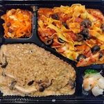 コンプレアンノ - ハーフ＆ハーフ：リゾット（ポルチーニ）、フェットチーネ（アマトリチャーナ）