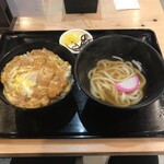 八幡うどん - 料理写真:かつ丼とミニうどんセット（おもとめ価格880円）ねぎ&天かすは卓上にあり、無料提供です