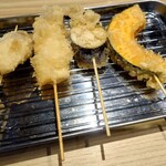 Saketo Sakanato Meshi Hamaichi Momme - おまかせ串揚げ5種盛り　海老、長芋、いか、茄子、カボチャ　ほんのりお得