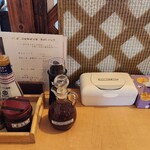 山ぼたん - 調味料の他にアルコールティッシュやティッシュがあるのも良いですね