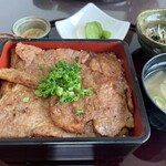 たんとん亭 - ご飯がべちゃべちゃ。固まっているので、冷や飯を蒸したような味。