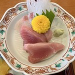 魚あら - 刺身盛り合わせ（ハマチ、もどりがつお）