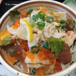 北かつまぐろ屋 海の市店 - 十種類以上は入ってます