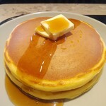 猿田彦珈琲 - メープルシロップをかけた寿太郎のホットケーキ(^^)バターが溶けない…。