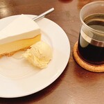 パルファン - ホットコーヒーとチーズケーキ