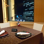 スーツァンレストラン 陳 - 夜景も愉しめるテーブル席