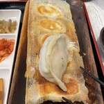 和合餃子 - では、1個ひっくり返して‼️
      やっぱり「まん丸」な餃子ですね。餡がいっぱいなんでしょう(●´ω｀●)
      焼き立ての割に、熱々では無いですね。
      餃子の底は、カリッとまではいかない程度の焼き具合です。