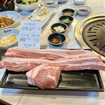 肉典食堂 - 済州オギョプサル 2人前340g 40000ウォン、豚モクサル 1人前150g 17000ウォン
