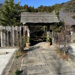 手造りそば 打墨庵 加瀬 - 冬枯れの山中にスッと同化してしまいそうな〝門構え〟