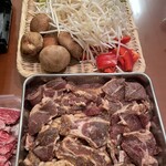 焼肉 東山食堂 - ジンギスカンは東山特製のタレがしっかり染み込んで美味しい！(写真は2袋合計700g分の量)