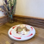 Okashito Kissa Marun - マルン特製モンブラン
                      　ほうじ茶ムースとカシスソース