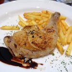 ル サロン ド ニナス - 骨付き鶏もも肉のｺﾝﾌｨ ﾎﾟﾑ･ﾌﾘｯﾄ(ﾌﾚﾝﾁﾌﾗｲ)添え