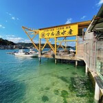 マル源水産 - お店は海に面しています