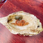 マル源水産 - 蒸し牡蠣の一つからは蟹が出て来ましたww