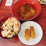 マル源水産 - セットの牡蠣ご飯と牡蠣フライと牡蠣汁です