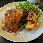 Beisu - メインプレート　鶏肉のトマト豆乳味噌煮込み