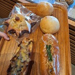 ビブレ アーティザン ブレッド - メロンライオン、お米パン2個、キノコと玉葱のタルティーヌ、台湾風焼きそばパン