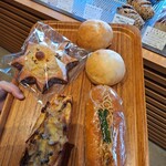 ビブレ アーティザン ブレッド - メロンライオン、お米パン2個、キノコと玉葱のタルティーヌ、台湾風焼きそばパン