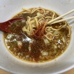 ラーメン　○菅 - 一味唐辛子も卓上にある