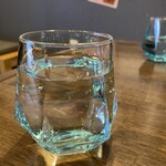 紗莉庵 - グラスの水が日本酒のよう