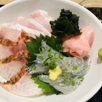 湘南 魚つる - 魚屋の気まぐれ丼990円