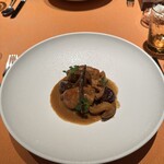 モノリス - ❽ リードヴォー、栗、セップ茸のフリカッセ、ヴァニラとラム酒のソース。
      