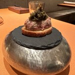モノリス - ❷ 馬肉のタルタルとキャビアのカナッペ。