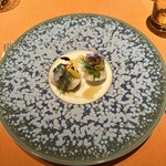 モノリス - ❹オマールブルー、蕪のマリネ、ヴァニラ風味のヴィネグリットソース。