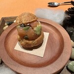 モノリス - コンテチーズのグジェール、スモークサーモン、アボカド、クリームチーズ。