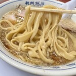 杭州飯店 - 平たい極太麺。