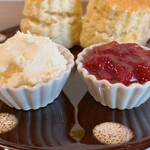 紅茶専門店チャチャドロップ - チーズクリーム、いちごジャム
