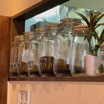 紅茶専門店チャチャドロップ - 茶葉の瓶が並ぶ