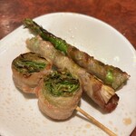 炭火野菜巻串と焼売 博多うずまき - 名物レタス巻き串とアスパラ一本巻き串
