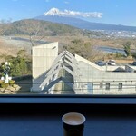 TULLYS COFFEE - カウンターにはコンセントあります