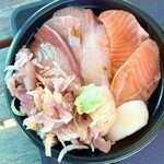 Akatsu Suisan - 好きなものだけのせた海鮮丼。