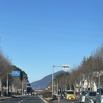 JiProign - 東大通り天久保二丁目から道の正面に15km先の筑波山男体山を観る。