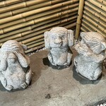 猿蔵 - 入り口では、三猿くんがお出迎え