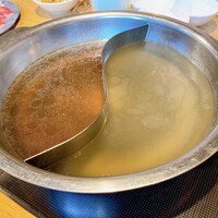 しゃぶしゃぶ KINTAN 代官山本店 - 和牛だし、昆布だしの2種類