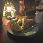 Bar Espressa ～夕焼けと薫～ - ホットサンドと緑のポテサラ