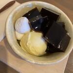 黒糖茶房 - 自家製黒糖ゼリーバニラアイス載せ