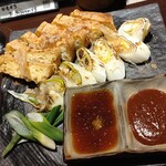 地酒喝采 かも蔵 - 下仁田ねぎ焼きと栃尾揚げ