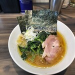 横浜家系 侍 池尻店 - 半ラーメン（醤油） 濃いめかため多め 750円