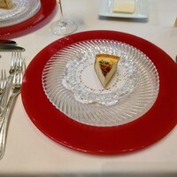 ラ・グランターブル ドゥ キタムラ - ▷お口取り (Amuse)
                    ◯玉ねぎのキッシュ
                    パイ生地の上の部分は
                    ぷるぷる食感で玉ねぎの甘みと
                    ほんのりチーズ感の美味しい味わいだった