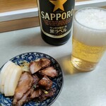 Wantan Ya - ビールを注文すると自家製叉焼と大根の糠漬けが付いて来ます。叉焼はそのまま食べるより麺のスープに着けて食べるとより美味しくなります。