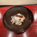 蔵精 - 先付の和え物｡ピンクに見えているのは酒粕｡茶色は酒粕のラー油｡辛すぎないピリリ。粕感はそれ程感じない｡