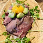 山小屋カフェ クラカケ - アボガド＆ローストビーフ丼