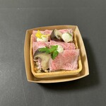 TART SQUARE - 仙台牛ローストビーフ(933円)。丹波大黒本しめじ(エリンギかと思う大きさだ)