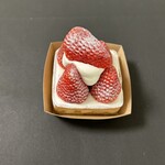 TART SQUARE - 苺ショートケーキ(982円)。大粒苺がジューシーで良い香り