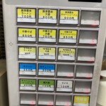 麺房マービン - 食券機◆ミニチャーシュー丼の手書きメニューあり¥300カウンター現金払い
